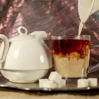 Foto von schwarzem Tee mit Milch 2