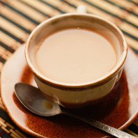 Foto von schwarzem Tee mit Milch 3