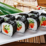 Foto von Sushi und Rollen