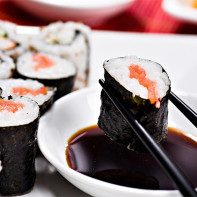 Foto von Sushi und Rollen 4
