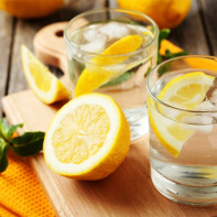 Foto von Wasser mit Zitrone