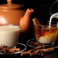 Foto von schwarzem Tee mit Milch 5
