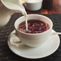 Foto von schwarzem Tee mit Milch