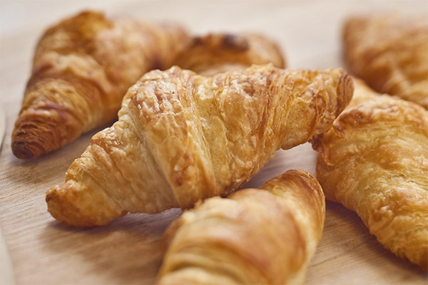 Wie man Croissants aus Blätterteig zubereitet