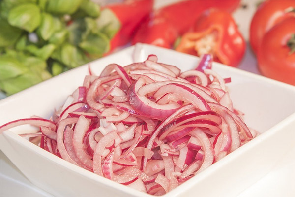Wie man rote Zwiebeln lecker einlegt