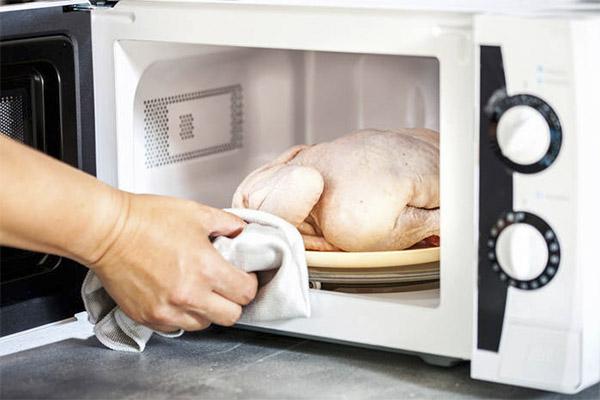 Comment décongeler un poulet au micro-ondes