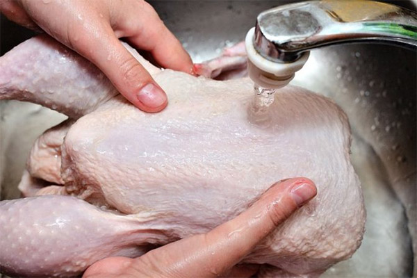 Comment décongeler un poulet dans l'évier sous l'eau courante