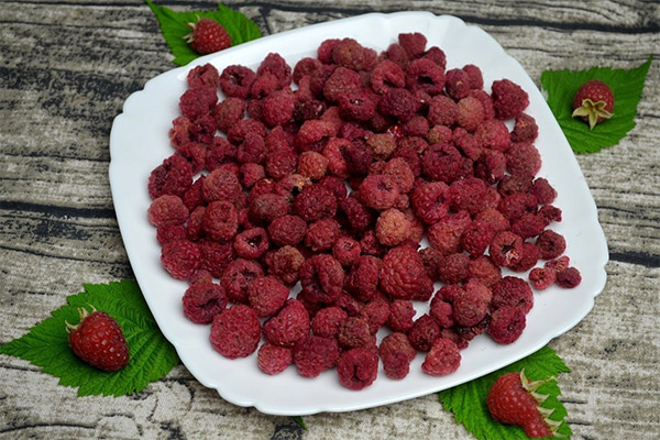 Wie man Himbeeren in der Sonne trocknet