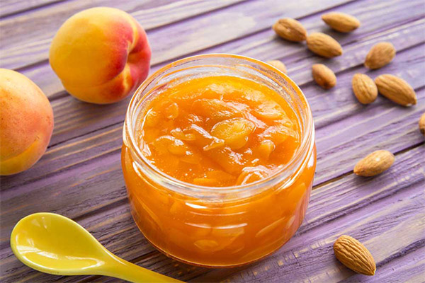 Confiture d'abricots aux noix