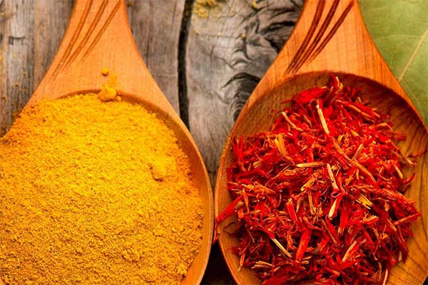 En quoi le curcuma diffère-t-il du safran ?