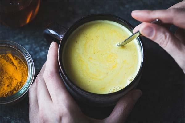 Comment boire correctement le lait au curcuma