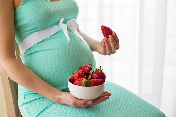 Wie man Erdbeeren richtig konsumiert