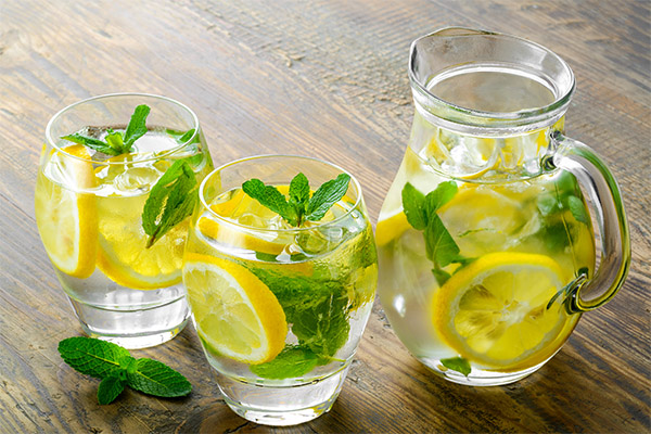 Wie Sie Zitronenwasser zubereiten