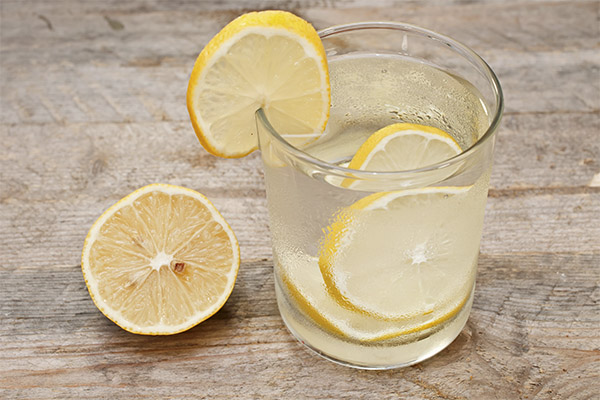 Nutzen und Schaden von Wasser mit Zitrone