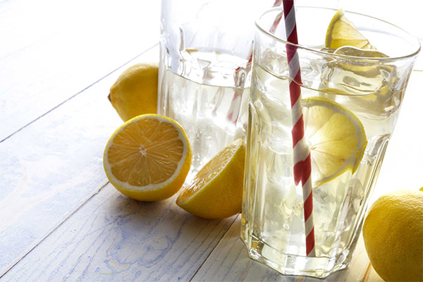 Wasser mit Zitrone zum Abnehmen