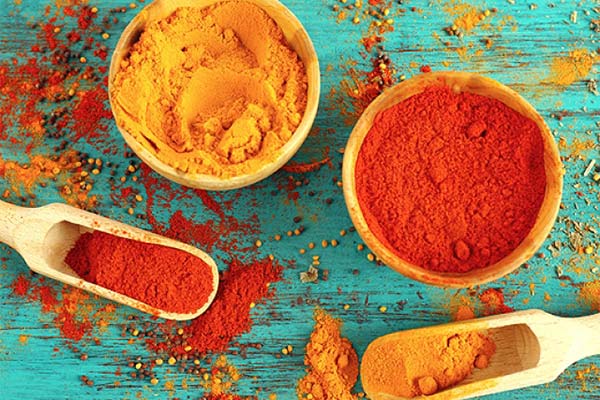 En quoi le curry diffère-t-il du curcuma?