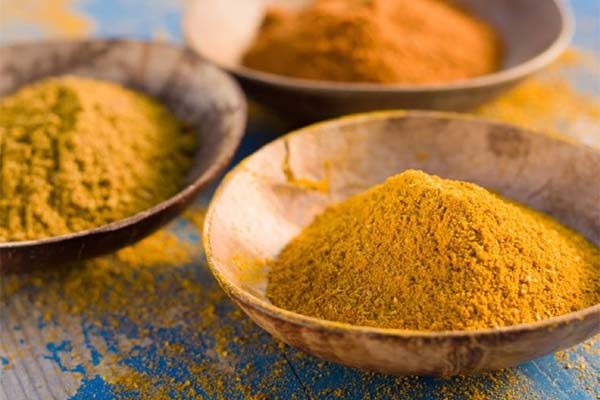 Quel est le plus sain : le curry ou le curcuma?