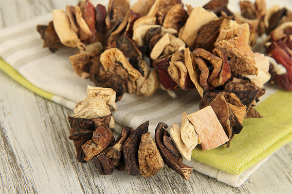 Stockage des champignons séchés sur ficelle