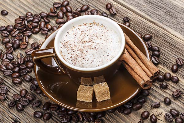 Wie man Kaffee mit Zimt richtig trinkt