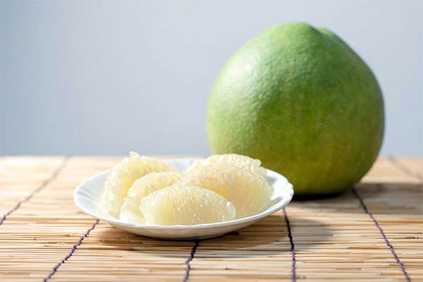 Wie isst man Pomelo richtig?
