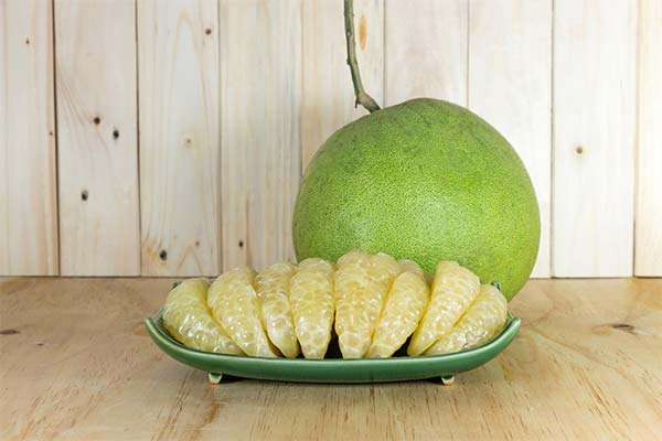 Wie man die Pomelo richtig isst und schält