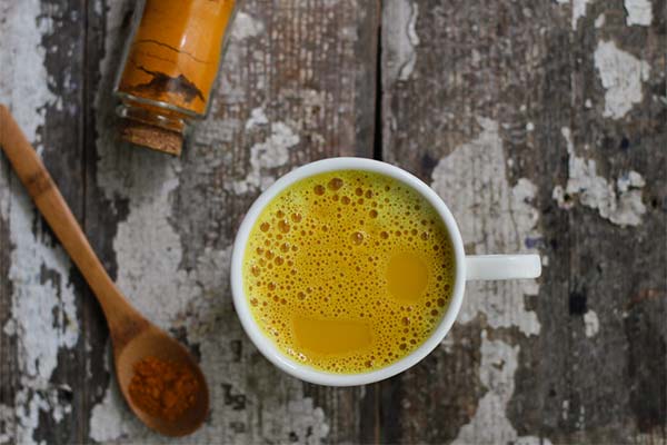 Comment boire correctement le thé au curcuma