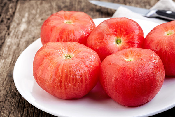 Wie man die Haut von einer Tomate entfernt