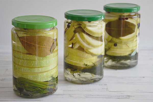 Eingelegte Zucchini