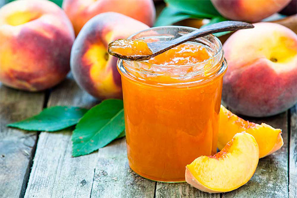 Confiture minimaliste de pêches entières