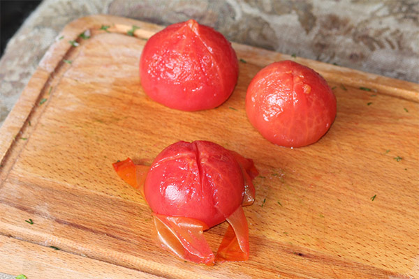 Methoden zum schnellen Entfernen der Schale von Tomaten
