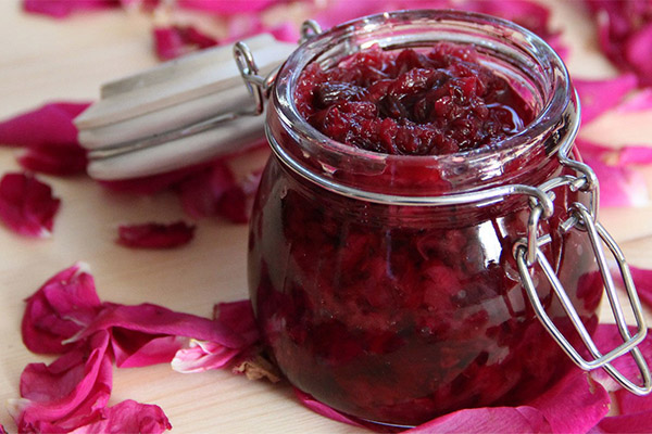 Confiture crue de pétales de rose