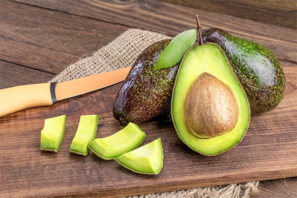 Wie man Avocado richtig schält