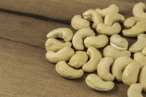 Wie wählt man Cashewnüsse aus und lagert sie?