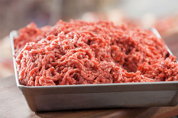 Choisir de la viande hachée en magasin