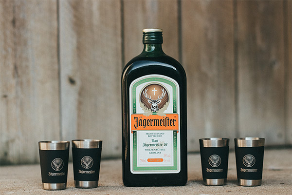 Wie trinkt man Jägermeister richtig