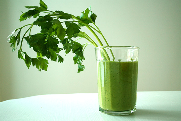 Wie man Petersiliensaft herstellt