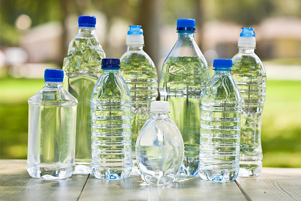 Wie wählt man Mineralwasser aus und lagert es?