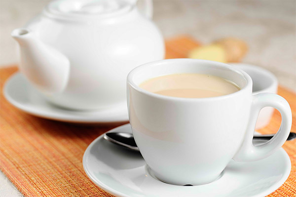 Schwarzer Tee mit Milch für Kinder
