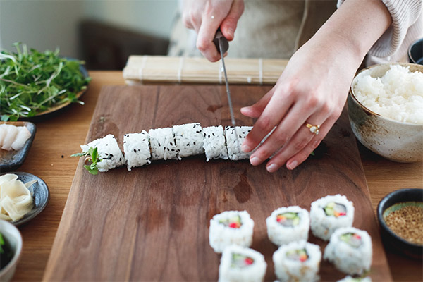 Wie bereitet man Sushi und Rolls zu?
