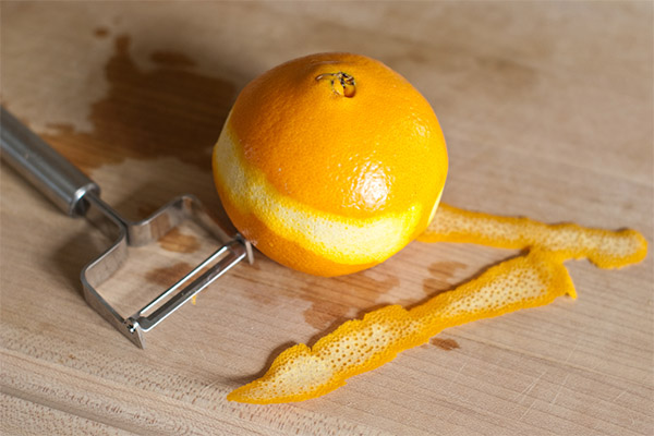 Wie Sie die Schale von einer Orange abnehmen
