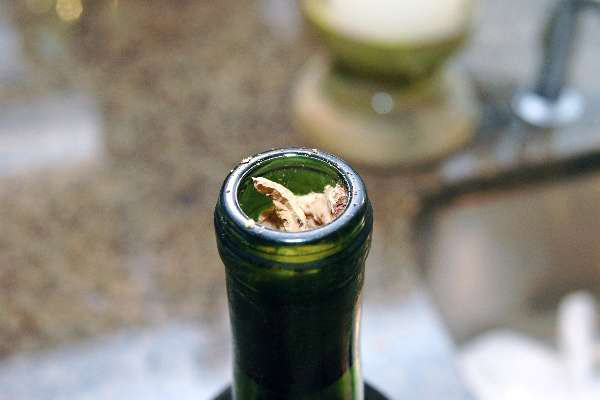 Comment ouvrir une bouteille de champagne si le bouchon est cassé