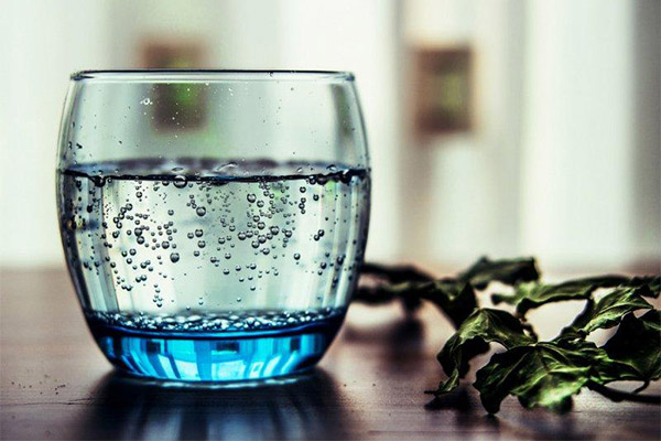 Kann man Blumen mit Sprudelwasser gießen?