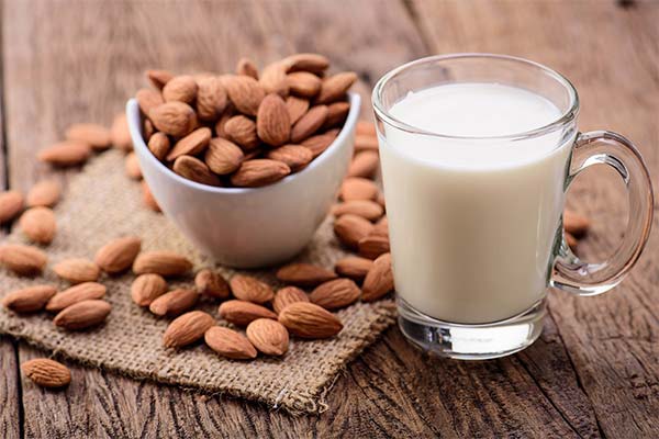 Inwiefern ist Mandelmilch besser als Kuhmilch?