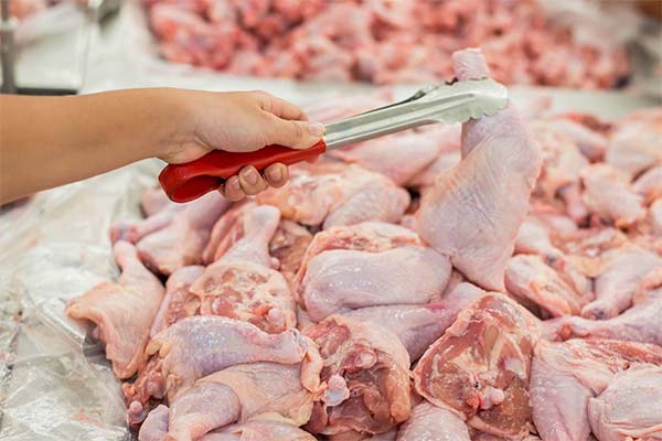 Wie wählen Sie beim Kauf frisches Hühnchen aus?