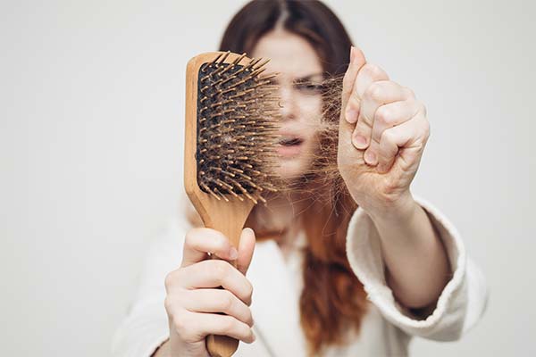 Quelles vitamines manquent quand les cheveux tombent