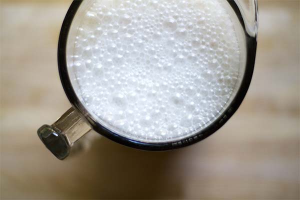 Lait avec du Borjomi contre la toux