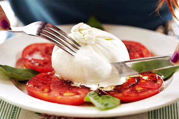 Wie und womit wird Burrata gegessen?