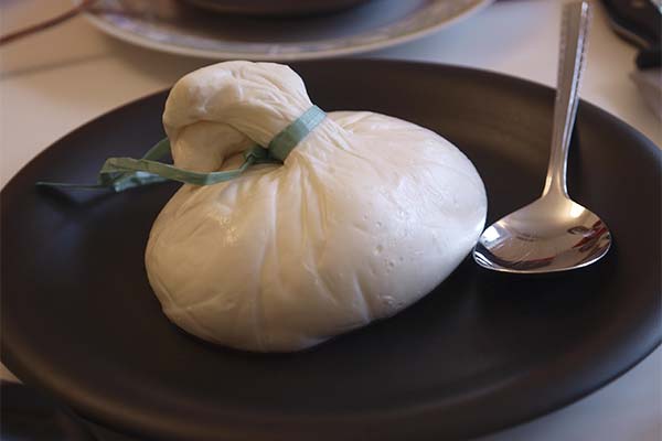 Wie man Burrata-Käse herstellt