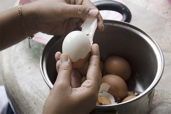 Wie kochen Sie Eier, damit sie sich leicht pellen lassen?