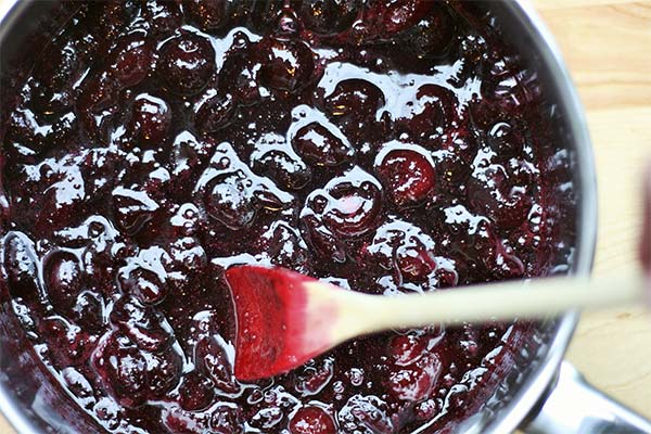 Wie man Marmelade für Füllungen eindickt